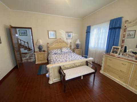 Moradia t3 de dois pisos com jardim paisagístico urzelina, ilha de são jorge