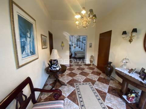 Moradia t3 de dois pisos com jardim paisagístico urzelina, ilha de são jorge