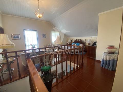 Moradia t3 de dois pisos com jardim paisagístico urzelina, ilha de são jorge