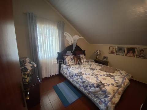 Moradia t3 de dois pisos com jardim paisagístico urzelina, ilha de são jorge