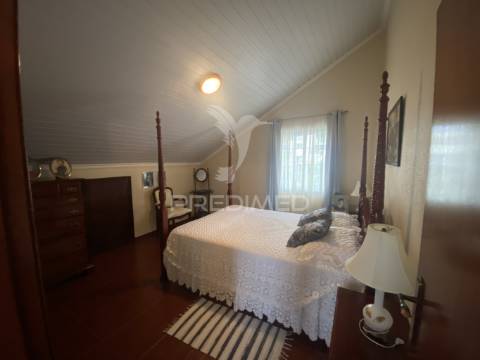 Moradia t3 de dois pisos com jardim paisagístico urzelina, ilha de são jorge