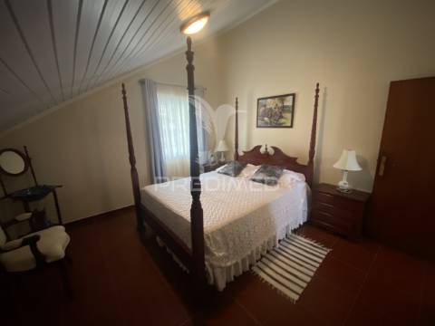 Moradia t3 de dois pisos com jardim paisagístico urzelina, ilha de são jorge