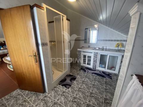 Moradia t3 de dois pisos com jardim paisagístico urzelina, ilha de são jorge