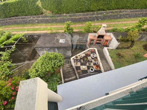 Moradia t3 de dois pisos com jardim paisagístico urzelina, ilha de são jorge