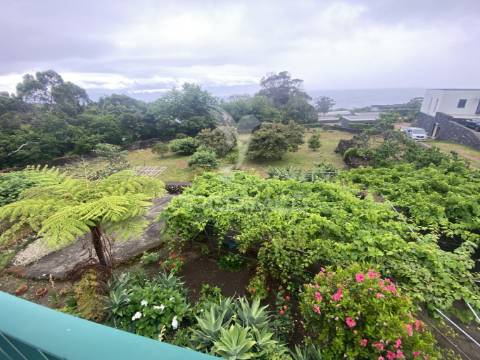 Moradia t3 de dois pisos com jardim paisagístico urzelina, ilha de são jorge