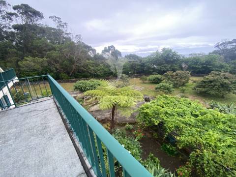 Moradia t3 de dois pisos com jardim paisagístico urzelina, ilha de são jorge
