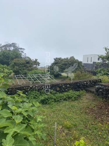 Moradia t3 de dois pisos com jardim paisagístico urzelina, ilha de são jorge