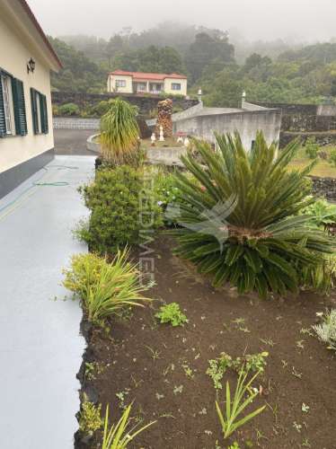 Moradia t3 de dois pisos com jardim paisagístico urzelina, ilha de são jorge