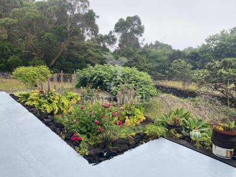Moradia t3 de dois pisos com jardim paisagístico urzelina, ilha de são jorge