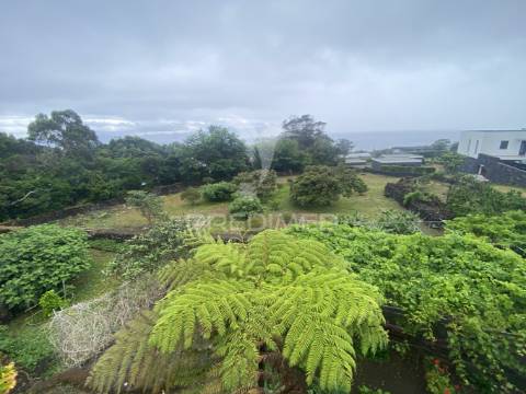 Moradia t3 de dois pisos com jardim paisagístico urzelina, ilha de são jorge