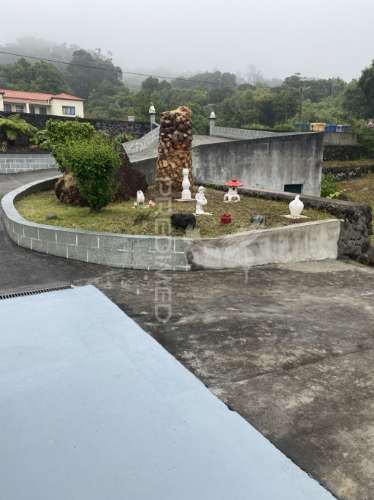 Moradia t3 de dois pisos com jardim paisagístico urzelina, ilha de são jorge