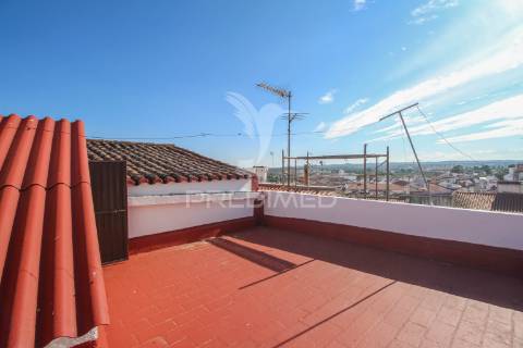 Moradia típica no centro histórico com dois pisos