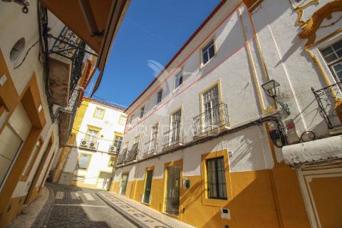 Moradia típica no centro histórico com dois pisos