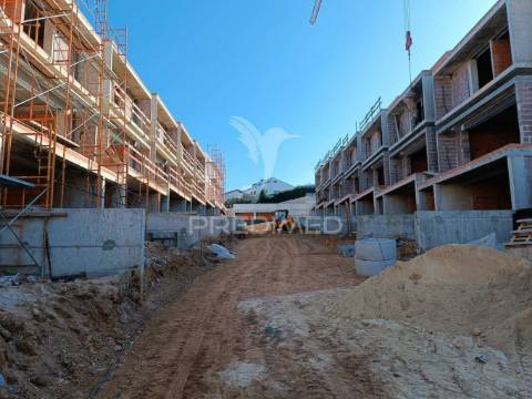 Moradia t3 em condomínio com 2 frentes - villas premium são cosme