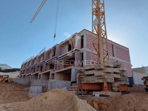 Moradia t3 em condomínio com 2 frentes - villas premium são cosme