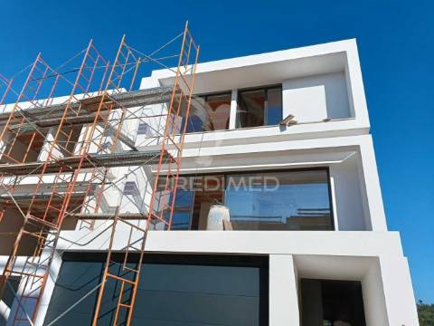 Moradia t3 em condomínio com 2 frentes - villas premium são cosme