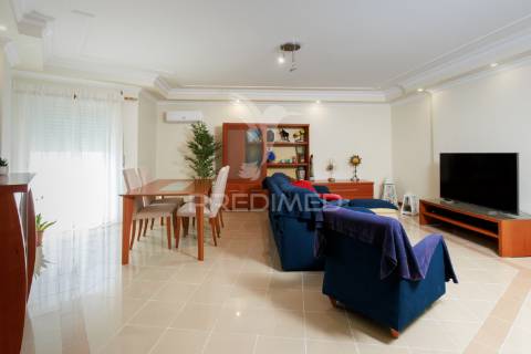 Apartamento t4 na avenida vieira da silva - santa marta do pinhal - corroios - 380.000€