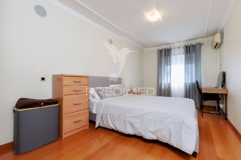 Apartamento t4 na avenida vieira da silva - santa marta do pinhal - corroios - 380.000€