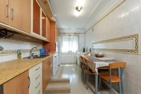 Apartamento t4 na avenida vieira da silva - santa marta do pinhal - corroios - 380.000€