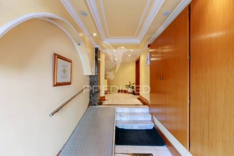 Apartamento t4 na avenida vieira da silva - santa marta do pinhal - corroios - 380.000€