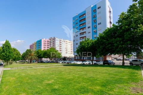 Apartamento t4 na avenida vieira da silva - santa marta do pinhal - corroios - 380.000€