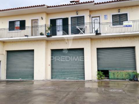 Pavilhão, oficina com logradouro, e estação de serviço,  na glória do ribatejo