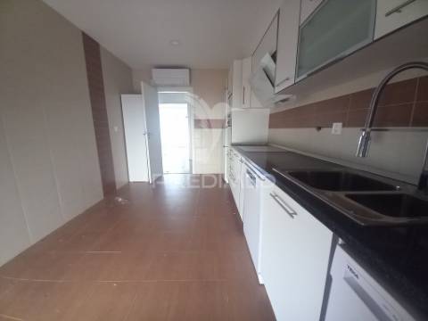 Duplex t4 novo no centro da castanheira do ribatejo