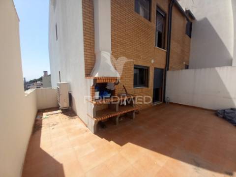 Duplex t4 novo no centro da castanheira do ribatejo