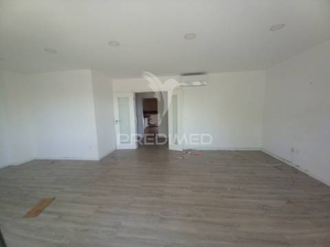 Duplex t4 novo no centro da castanheira do ribatejo