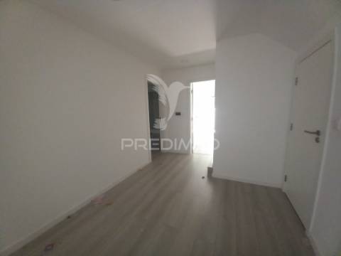 Duplex t4 novo no centro da castanheira do ribatejo