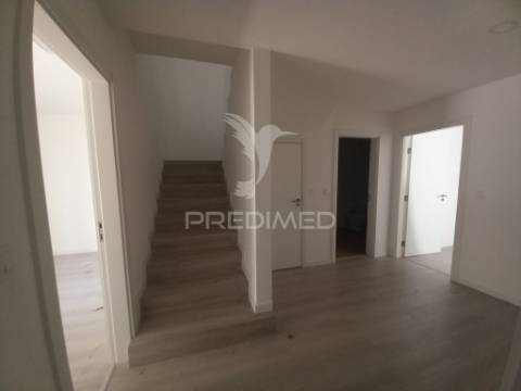 Duplex t4 novo no centro da castanheira do ribatejo