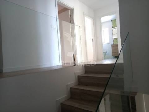 Duplex t4 novo no centro da castanheira do ribatejo