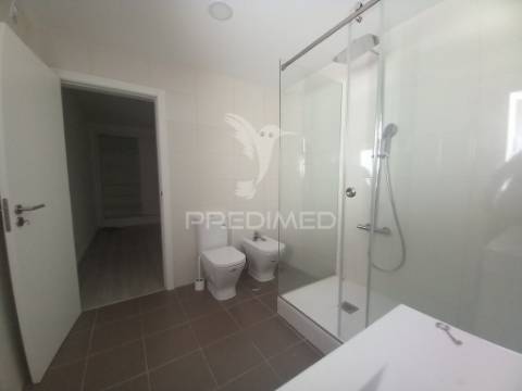 Duplex t4 novo no centro da castanheira do ribatejo