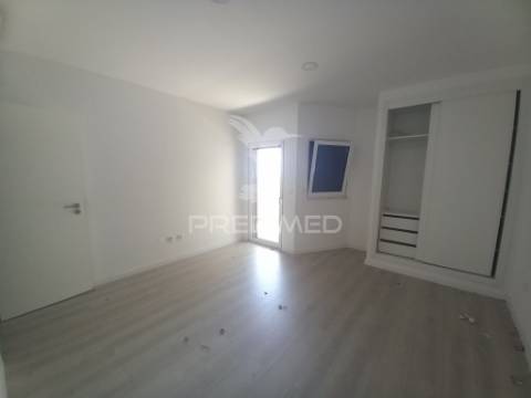 Duplex t4 novo no centro da castanheira do ribatejo