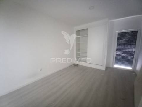 Duplex t4 novo no centro da castanheira do ribatejo