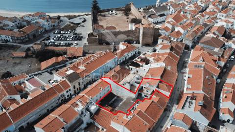 Moradia+5 anexos+espaço comercial centro histórico de sines