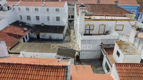 Moradia+5 anexos+espaço comercial centro histórico de sines