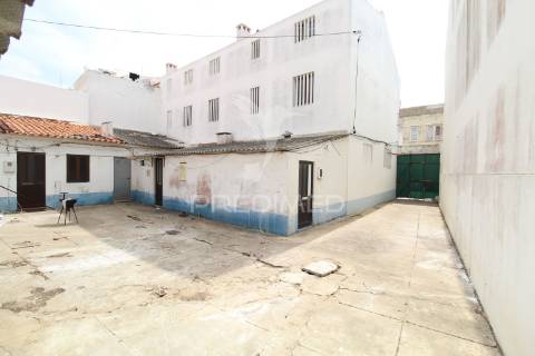 Moradia+5 anexos+espaço comercial centro histórico de sines