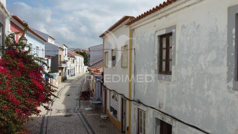 Moradia+5 anexos+espaço comercial centro histórico de sines