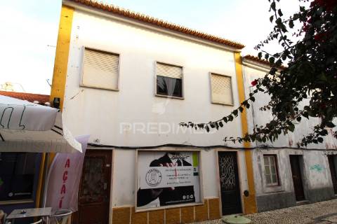 Moradia+5 anexos+espaço comercial centro histórico de sines