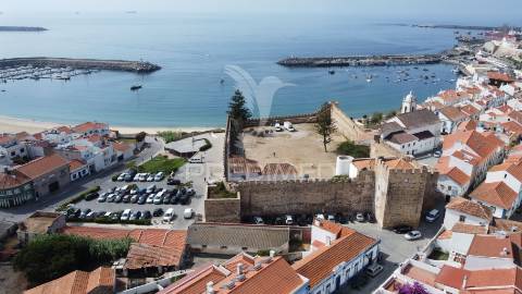 Moradia+5 anexos+espaço comercial centro histórico de sines