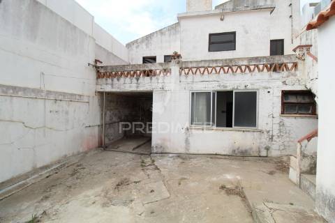 Moradia+5 anexos+espaço comercial centro histórico de sines