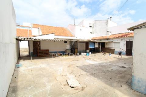 Moradia+5 anexos+espaço comercial centro histórico de sines