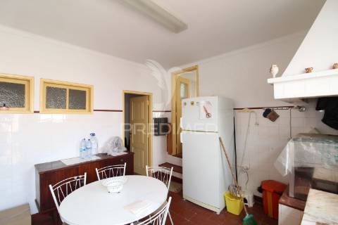 Moradia+5 anexos+espaço comercial centro histórico de sines