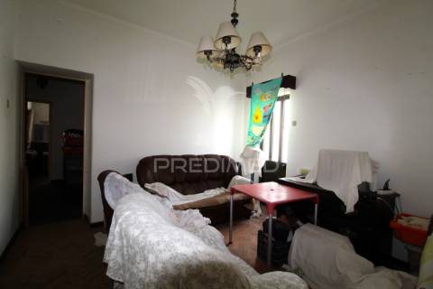 Moradia+5 anexos+espaço comercial centro histórico de sines