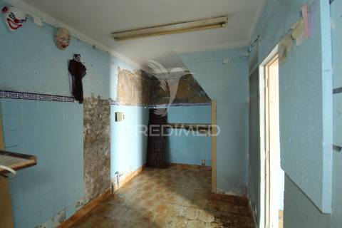 Moradia+5 anexos+espaço comercial centro histórico de sines