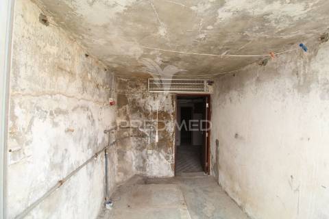 Moradia+5 anexos+espaço comercial centro histórico de sines