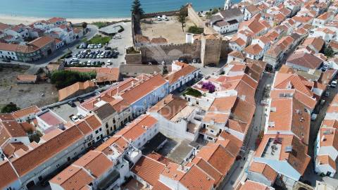 Moradia+5 anexos+espaço comercial centro histórico de sines