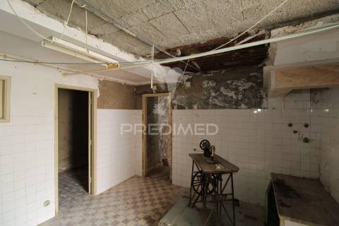 Moradia+5 anexos+espaço comercial centro histórico de sines