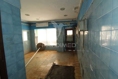 Moradia+5 anexos+espaço comercial centro histórico de sines